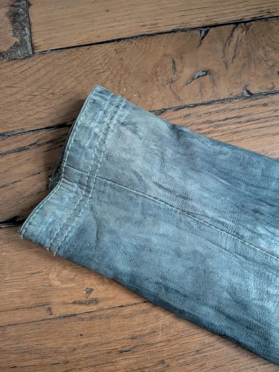 Vintage - cf les photos pour voir effet délavé sur l'article
Très bon état général et très original. Jolis détails de finitions
Coutures type brandebourg 7