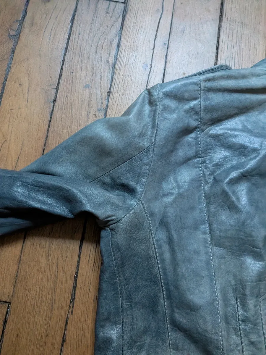 Vintage - cf les photos pour voir effet délavé sur l'article
Très bon état général et très original. Jolis détails de finitions
Coutures type brandebourg 13
