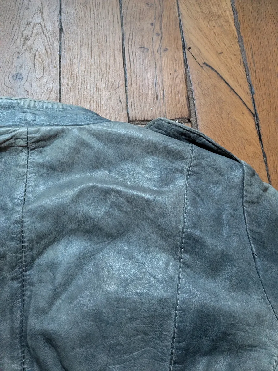 Vintage - cf les photos pour voir effet délavé sur l'article
Très bon état général et très original. Jolis détails de finitions
Coutures type brandebourg 12
