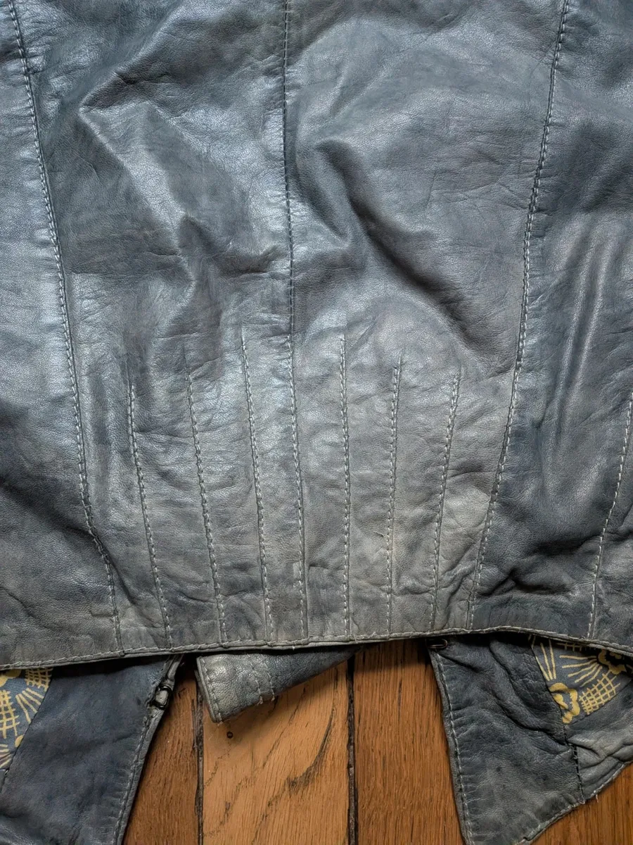 Vintage - cf les photos pour voir effet délavé sur l'article
Très bon état général et très original. Jolis détails de finitions
Coutures type brandebourg 11