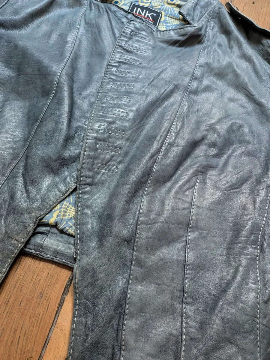 Vintage - cf les photos pour voir effet délavé sur l'article
Très bon état général et très original. Jolis détails de finitions
Coutures type brandebourg 2