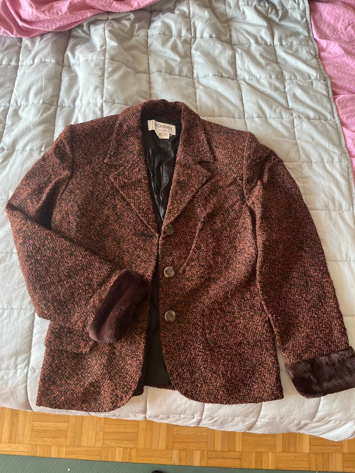 Yves Saint Laurent blazer in brown and burgundy, vintage piece from the Parisian couture house. Very good condition. Size L (40).