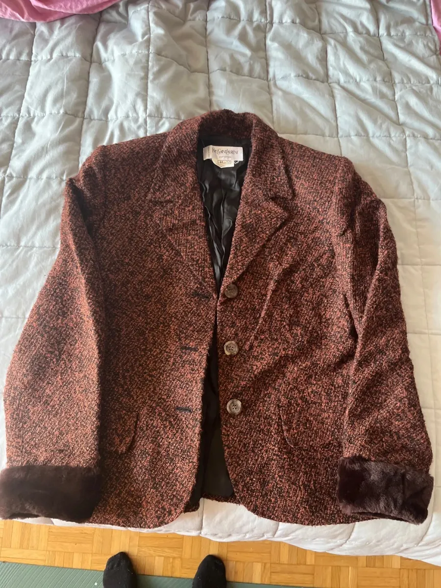 Blazer Yves Saint Laurent en marron et bordeaux, pièce vintage de la maison de couture parisienne. Très bon état. Taille L (40). 6