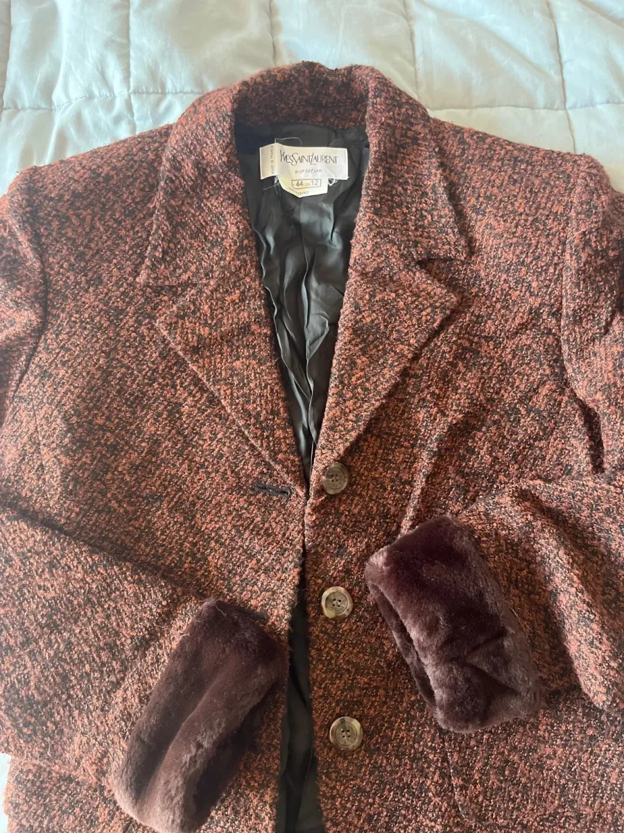 Blazer Yves Saint Laurent en marron et bordeaux, pièce vintage de la maison de couture parisienne. Très bon état. Taille L (40). 4