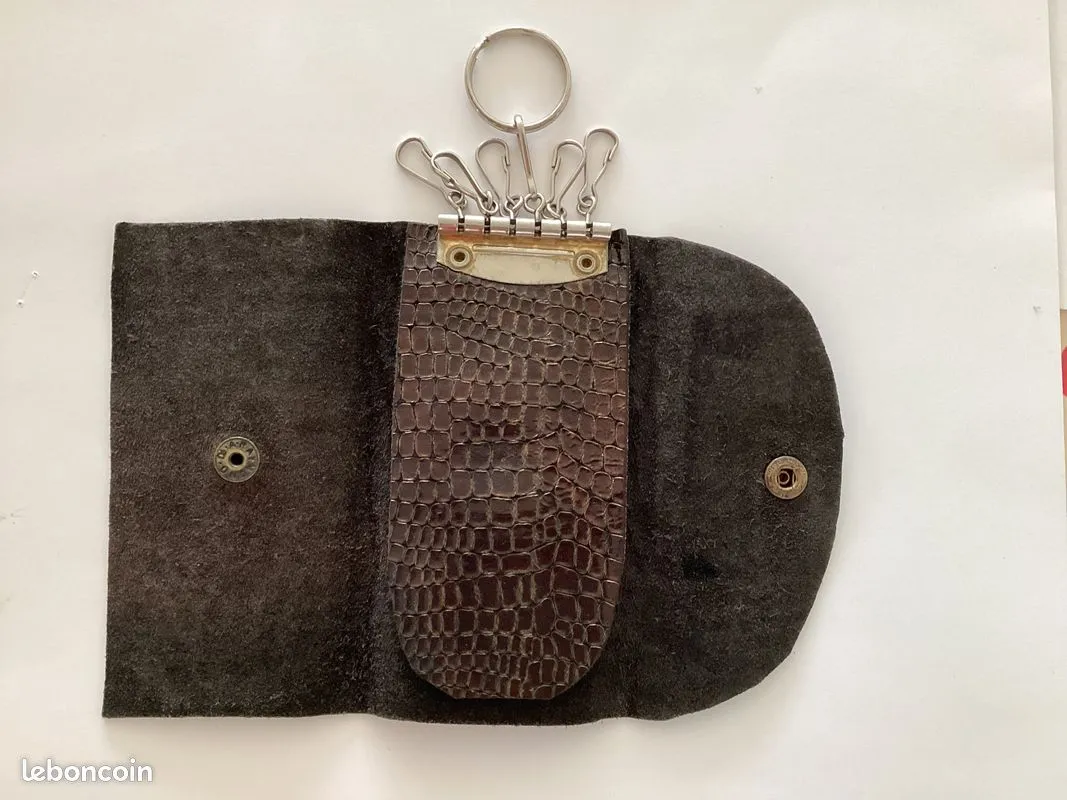 Porte-clés vintage en cuir marron, 6 crochets, en très bon état. Un accessoire intemporel et pratique pour organiser vos clés.