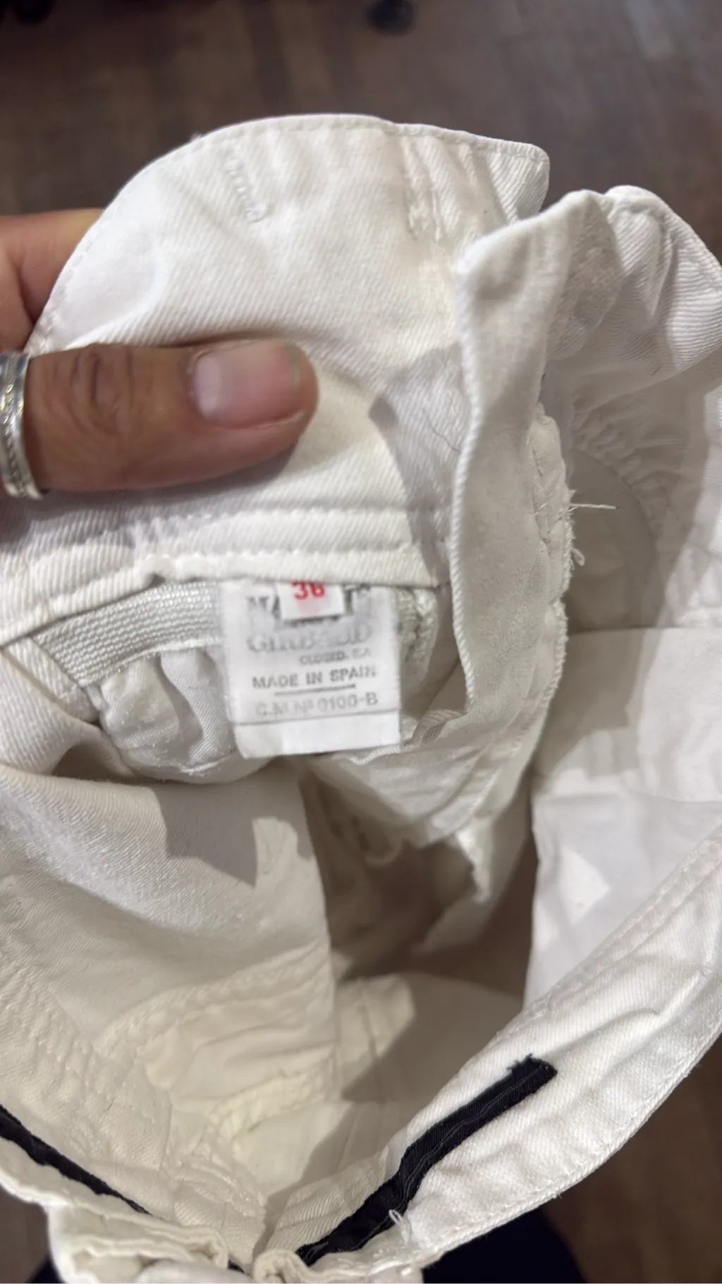 Pantalon large blanc Pont Marin en coton de la marque Marithé + François Girbaud, avec des détails boutonnés sur les côtés 4