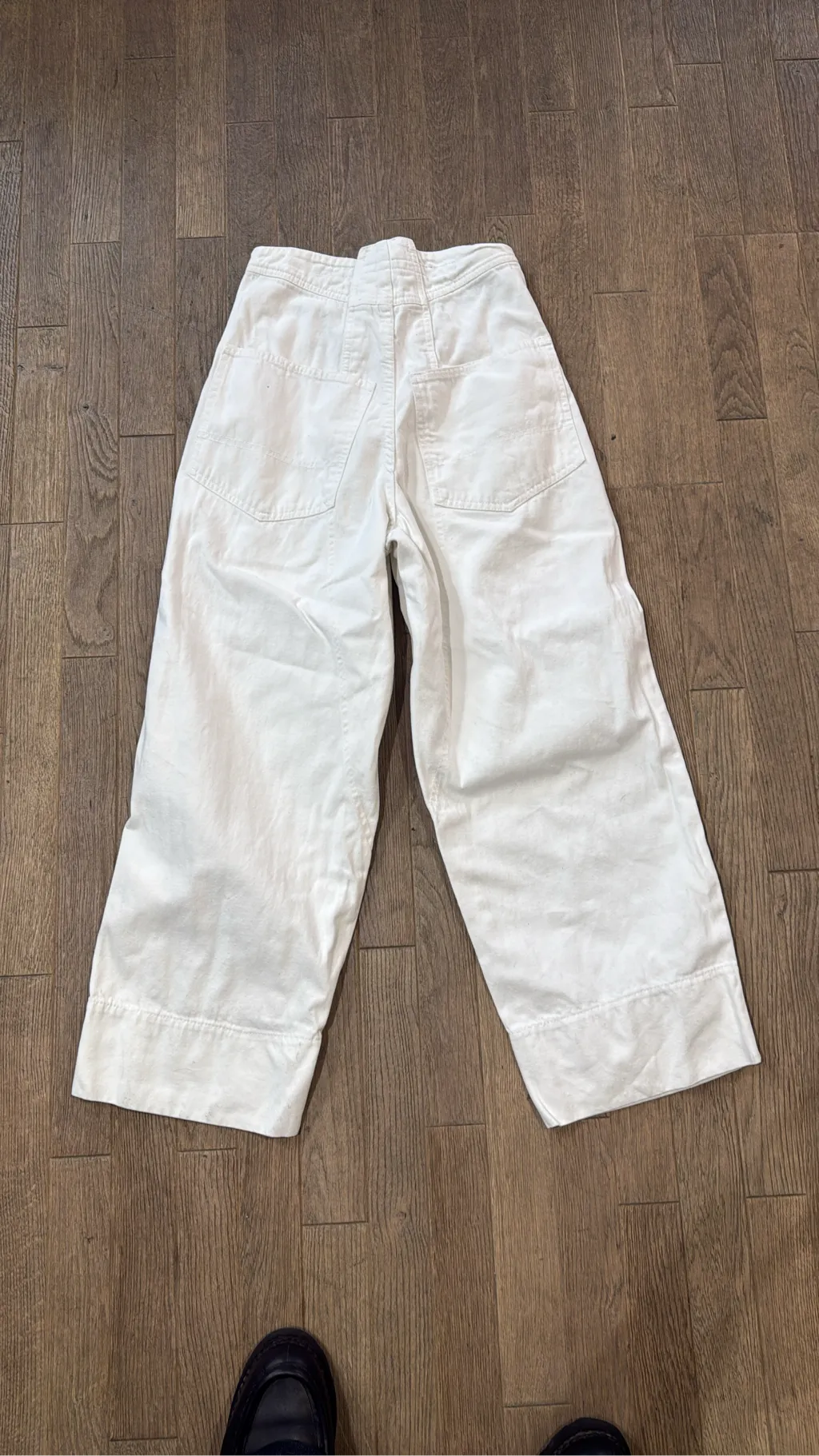 Pantalon large blanc Pont Marin en coton de la marque Marithé + François Girbaud, avec des détails boutonnés sur les côtés 5