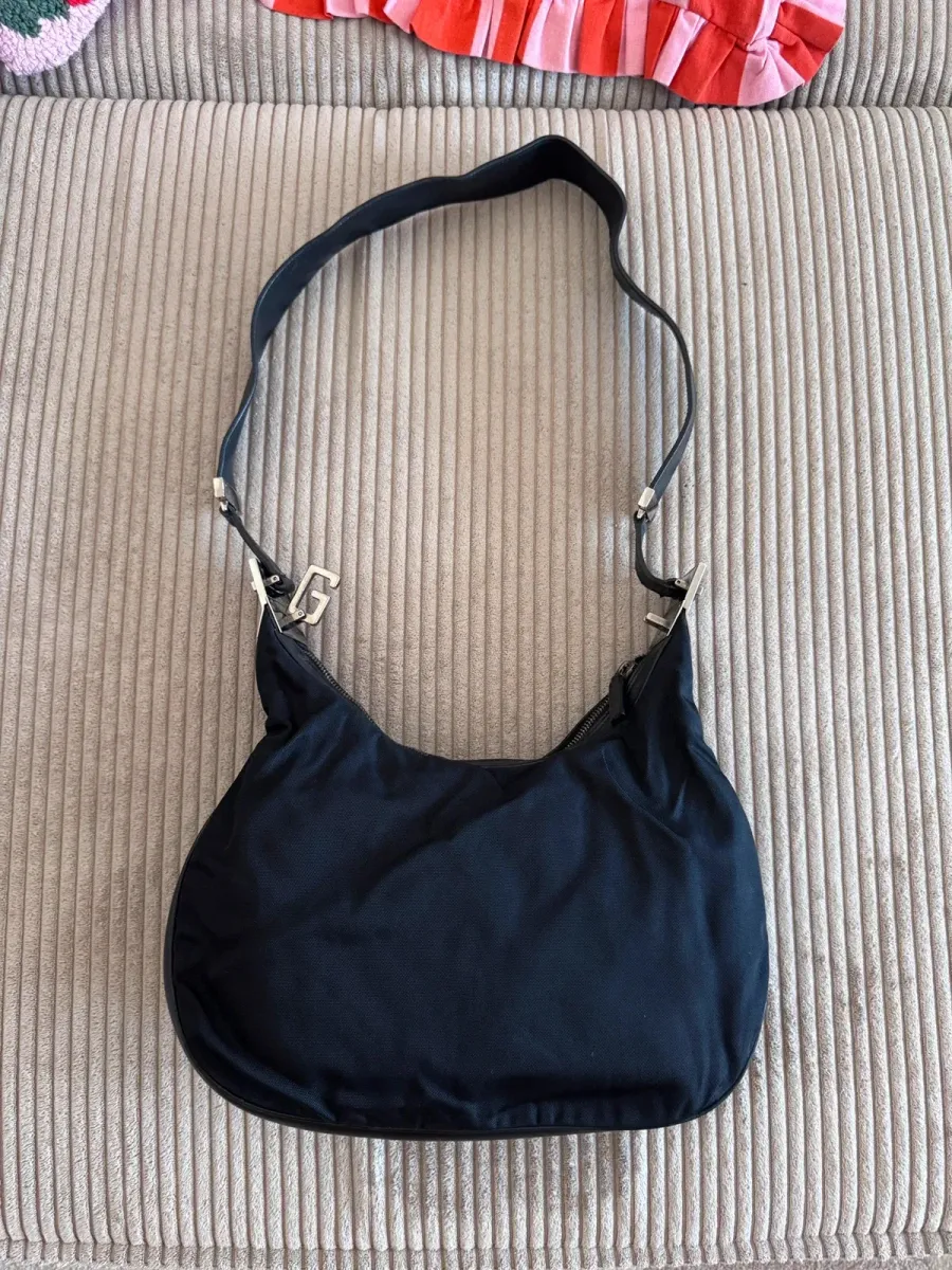 Sac à main Gucci iconique, un accessoire intemporel de la célèbre maison florentine. Pièce vintage en très bon état.