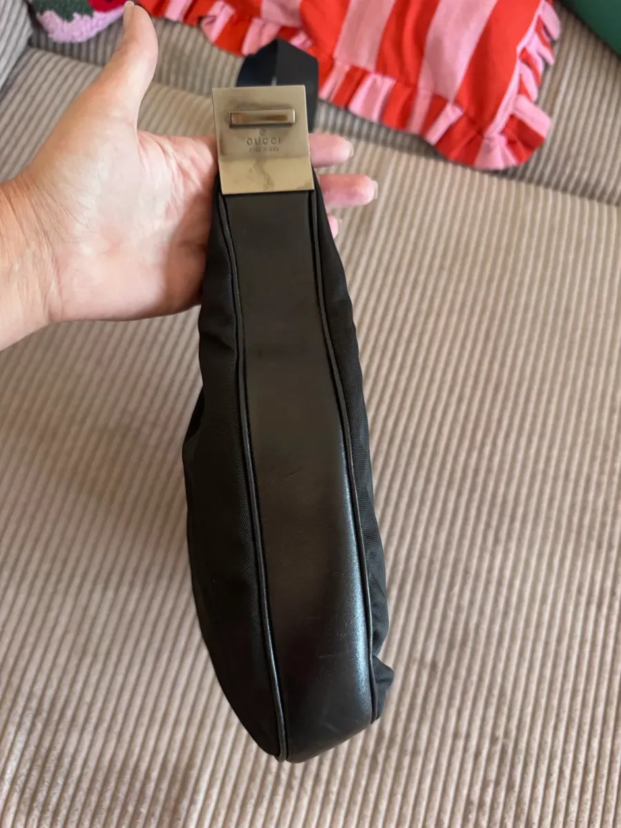 Gucci handbag, an accessory from the iconic Florentine house. Very good condition. 12