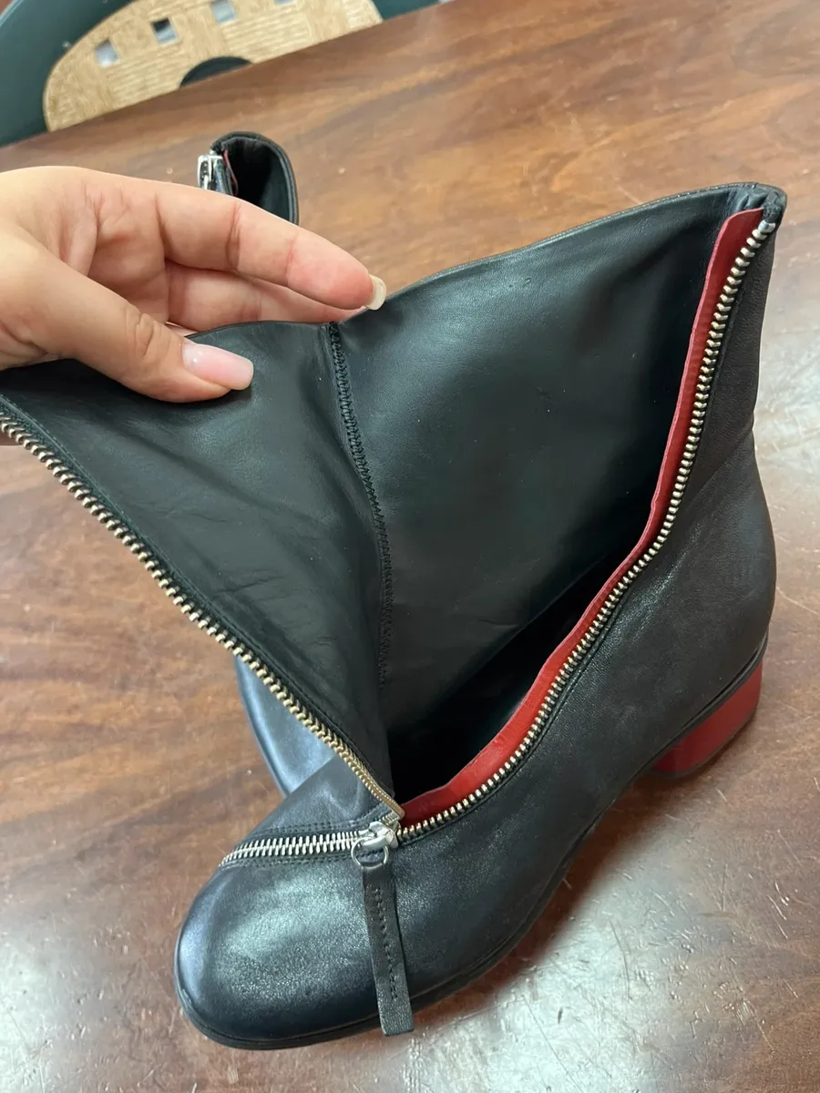 Taille 37.5
Excellent état
Avec fermeture éclair latérale 9