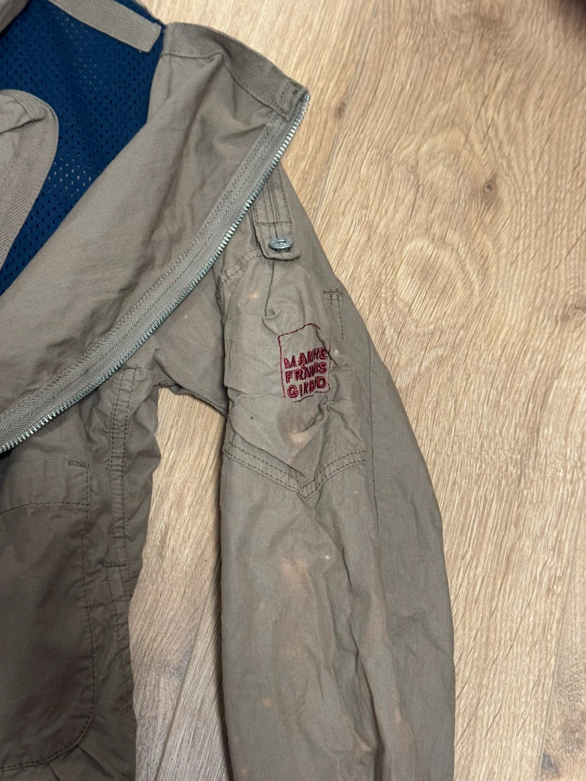 François girbaud
Vintage
Muy buen estado
Salvo por unas ligeras manchas que tiene en varios puntos ver fotos
Talla XL 2