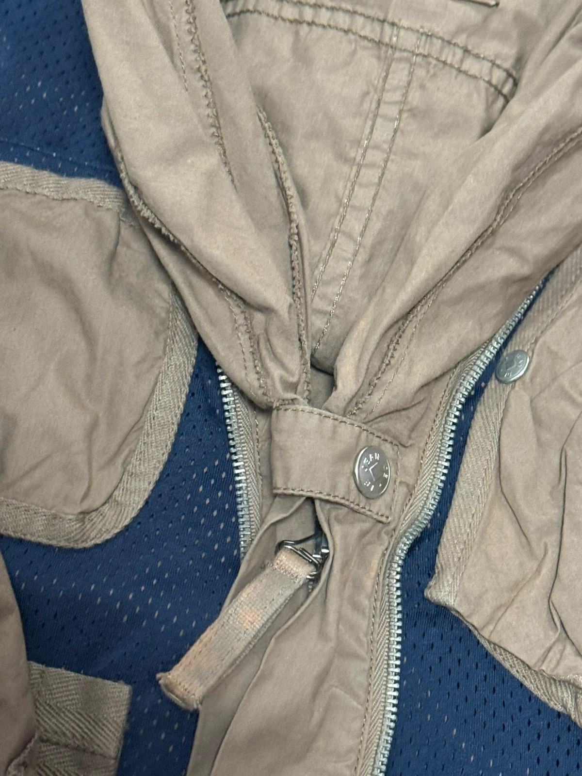 François girbaud
Vintage
Muy buen estado
Salvo por unas ligeras manchas que tiene en varios puntos ver fotos
Talla XL 5