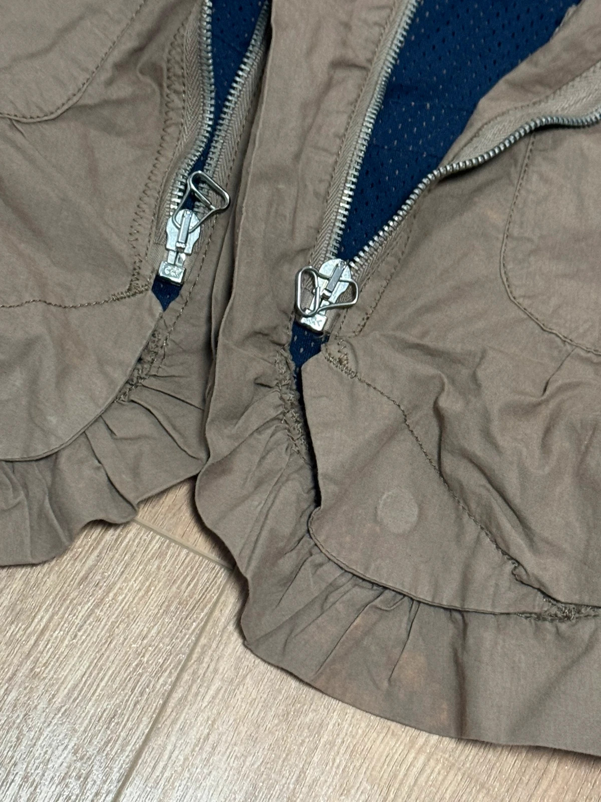 François girbaud
Vintage
Muy buen estado
Salvo por unas ligeras manchas que tiene en varios puntos ver fotos
Talla XL 4