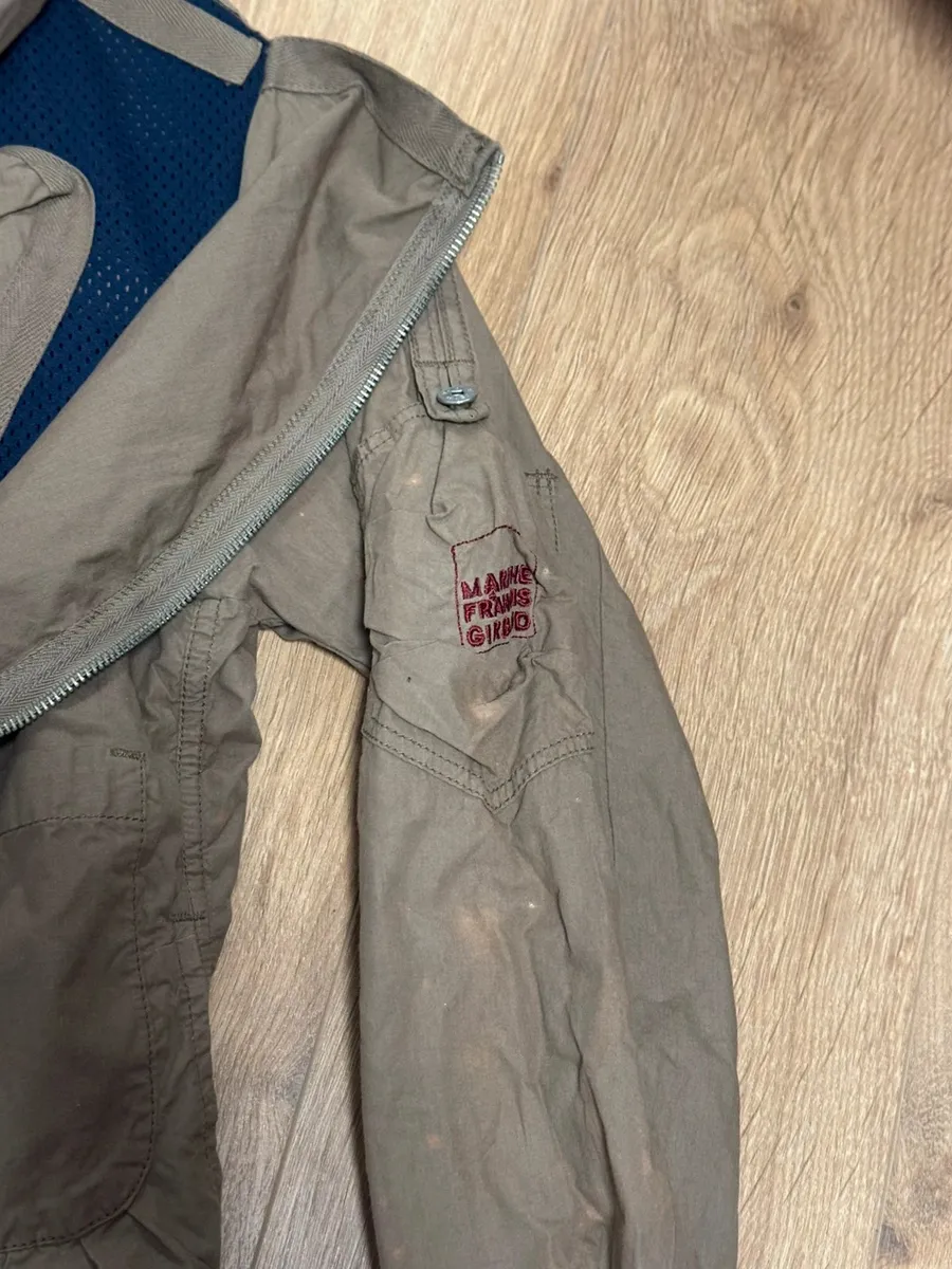 François girbaud
Vintage
Muy buen estado
Salvo por unas ligeras manchas que tiene en varios puntos ver fotos
Talla XL 2