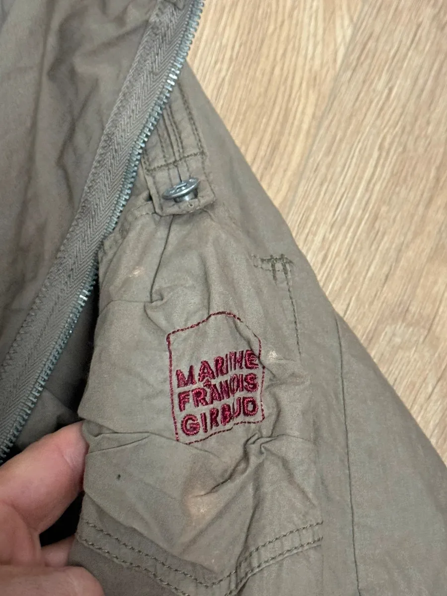 François girbaud
Vintage
Muy buen estado
Salvo por unas ligeras manchas que tiene en varios puntos ver fotos
Talla XL 6