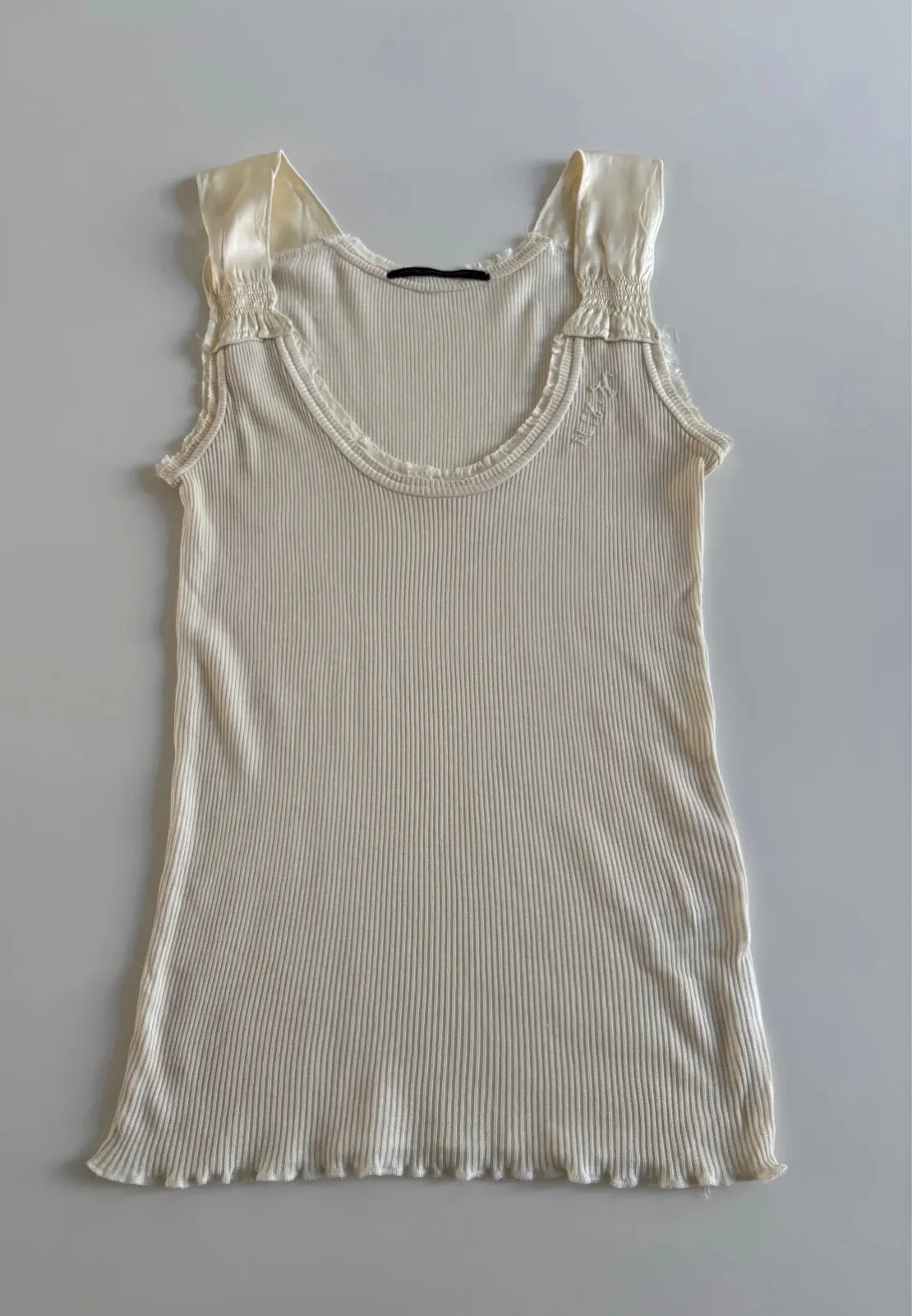 Beautiful fine top
Silk and cotton
Size 34