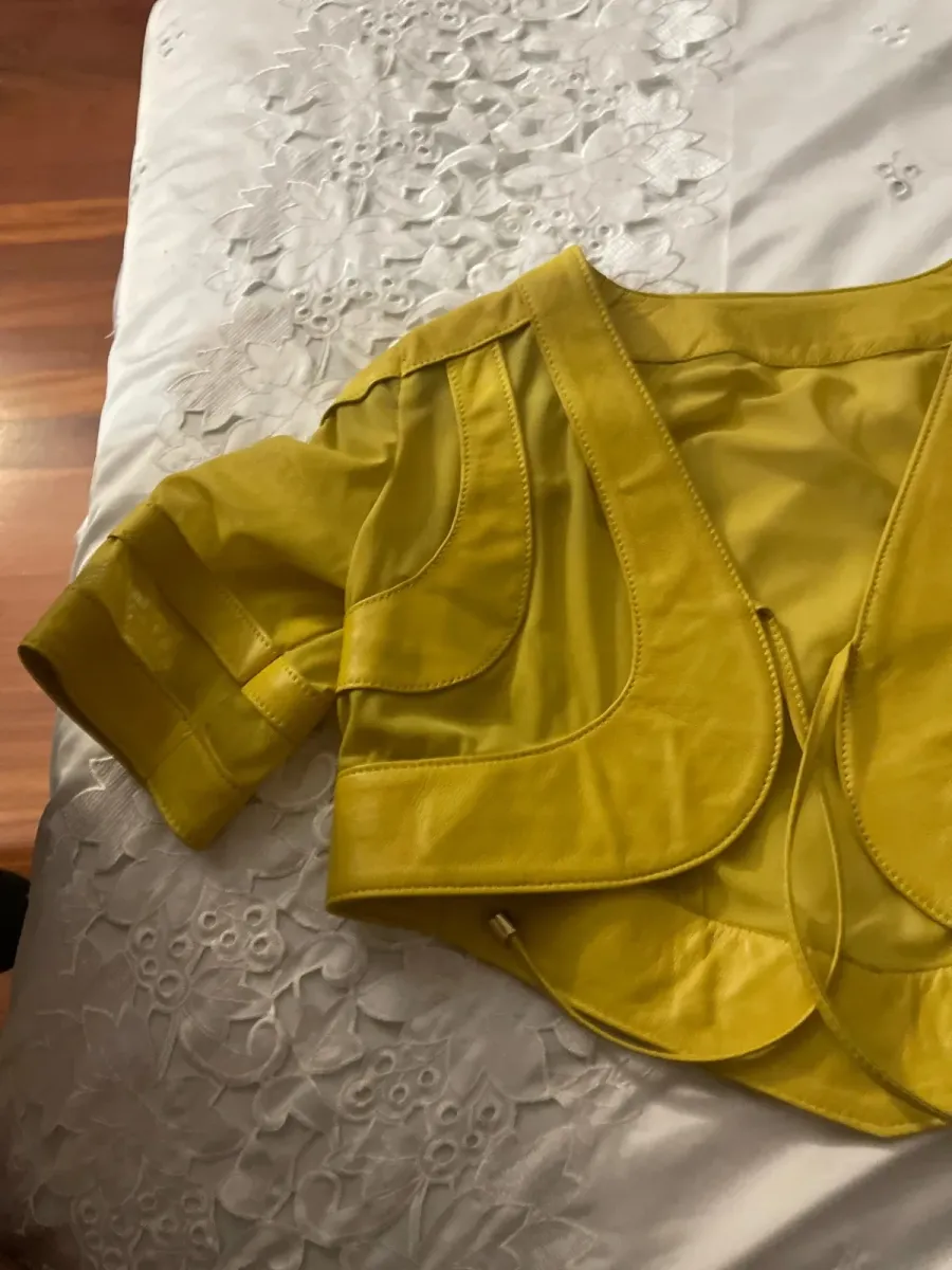 Gilet Boléro Valeria Righi jaune, taille M, une pièce vintage élégante et lumineuse pour femme, en très bon état. 2