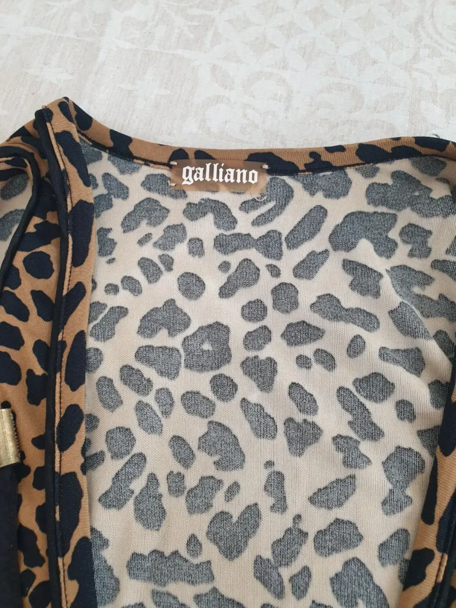 Robe fluide John Galliano, pièce vintage de l'un des créateurs les plus inventifs de la mode. Bon état. Taille M (38). 14