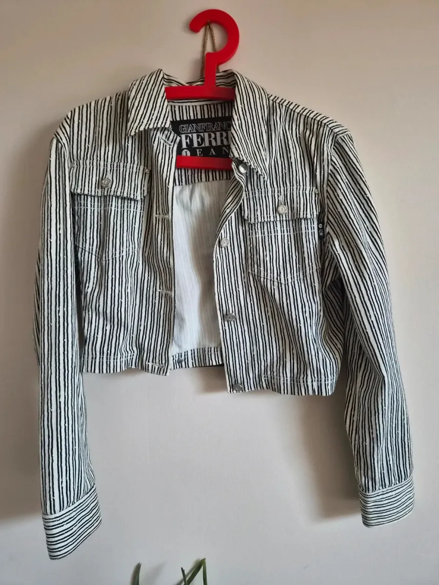 Superbe veste Gianfranco Ferre, chic et élégante et très tendance.