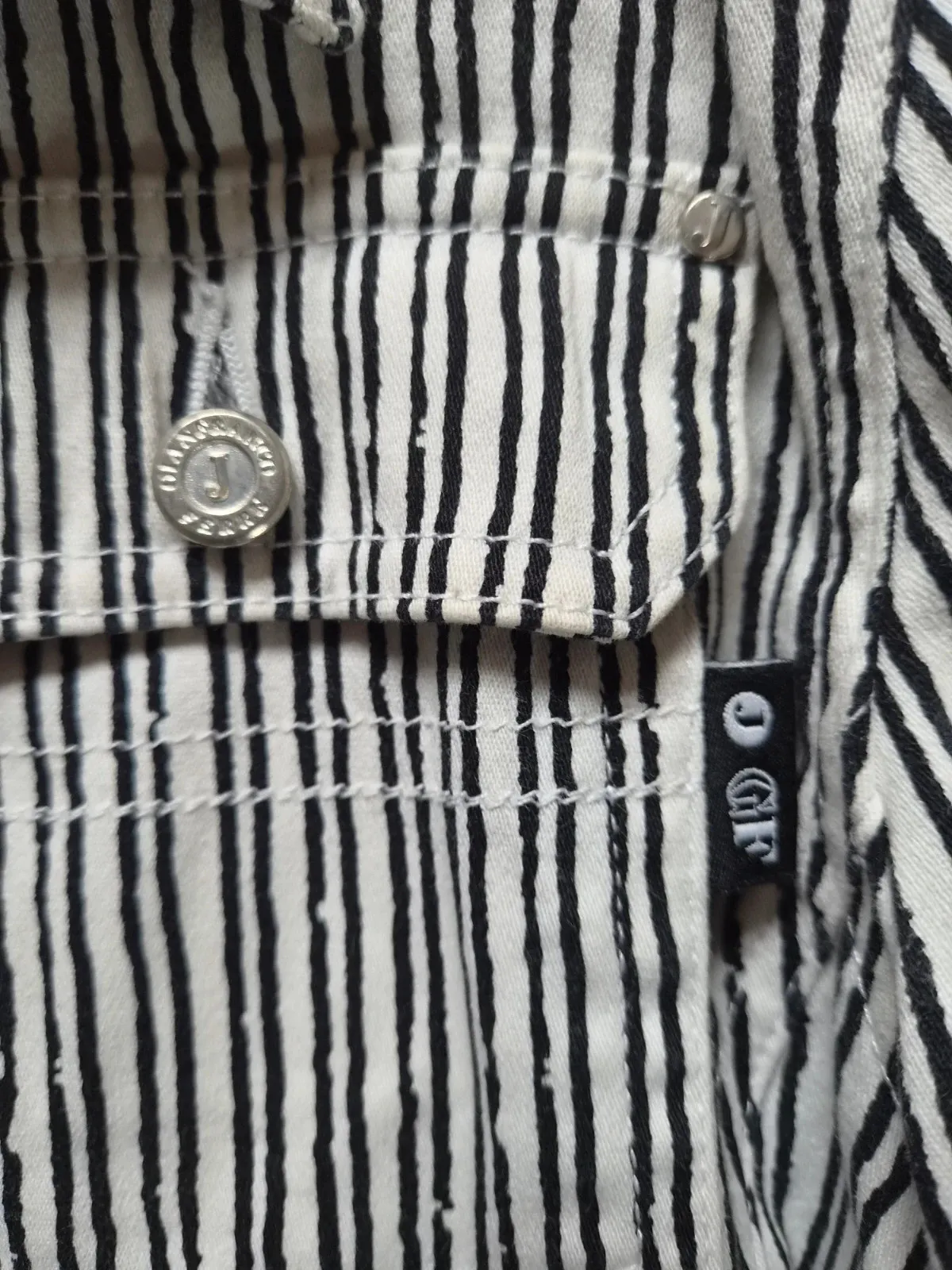 Superb Gianfranco Ferré jacket, chic, elegant and very on-trend. 3