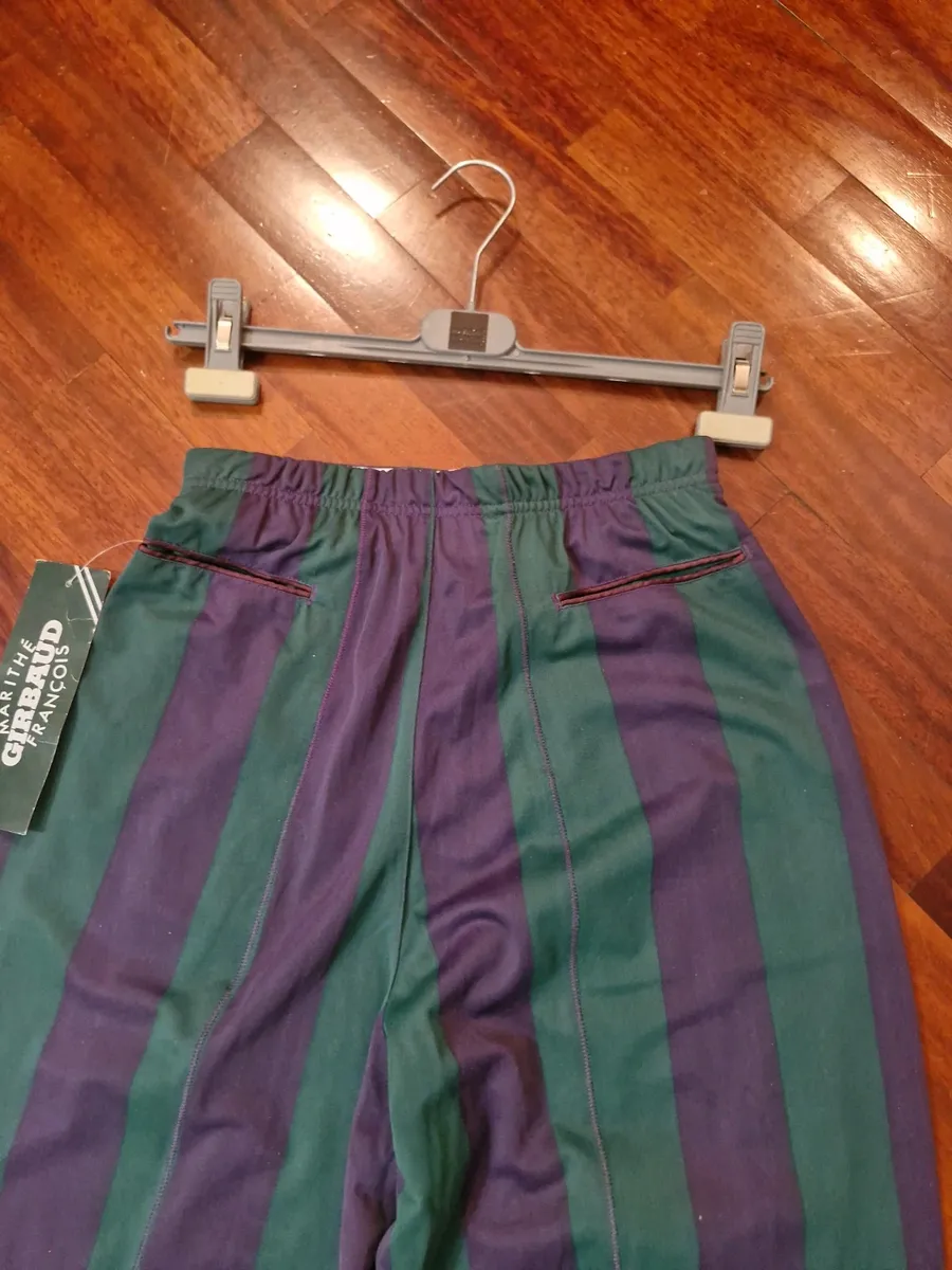 Marithè & Francois Girbaud Bermuda shorts, size 44. New with tags. Made in Italy in the late 80s from a fine and unique polyester fabric, typical of the brand. They feature a loose fit on the thigh that tapers towards the bottom. Stylistic creativity and design skill merge in this iconic piece that transcends time. As shown in the photos, the Bermuda shorts are NEW with a plastic seal on the tag, making them a true rarity. Intended for collectors, brand enthusiasts, and anyone desiring a piece with vintage charm and contemporary appeal.
Run very small.
Elasticated waistband.
Welt back pockets.
100% polyester fabric.
Made in Italy. 8