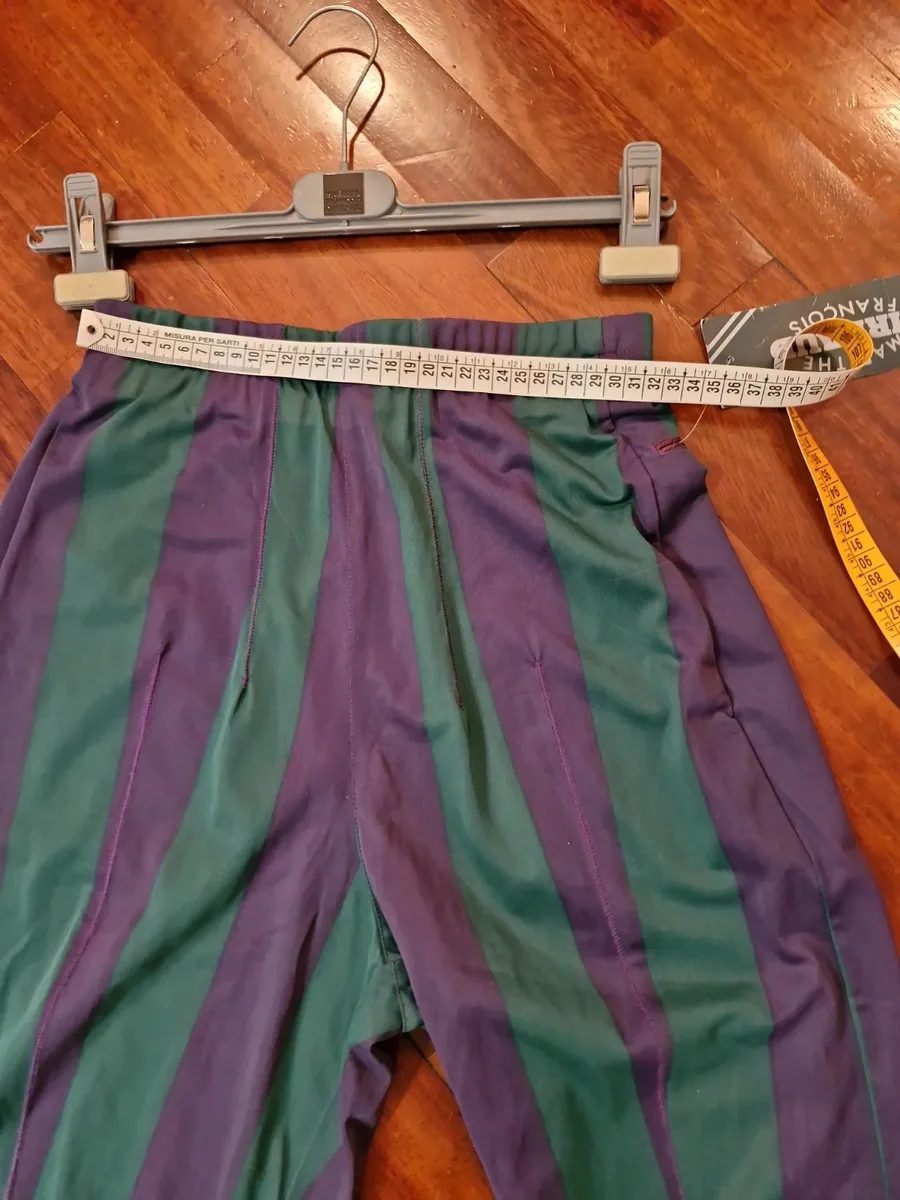 Marithè & Francois Girbaud Bermuda shorts, size 44. New with tags. Made in Italy in the late 80s from a fine and unique polyester fabric, typical of the brand. They feature a loose fit on the thigh that tapers towards the bottom. Stylistic creativity and design skill merge in this iconic piece that transcends time. As shown in the photos, the Bermuda shorts are NEW with a plastic seal on the tag, making them a true rarity. Intended for collectors, brand enthusiasts, and anyone desiring a piece with vintage charm and contemporary appeal.
Run very small.
Elasticated waistband.
Welt back pockets.
100% polyester fabric.
Made in Italy. 9