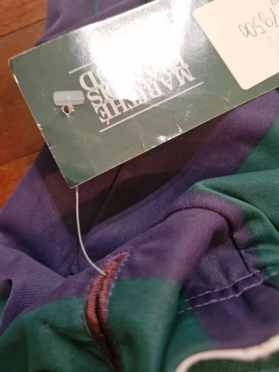 Marithè & Francois Girbaud Bermuda shorts, size 44. New with tags. Made in Italy in the late 80s from a fine and unique polyester fabric, typical of the brand. They feature a loose fit on the thigh that tapers towards the bottom. Stylistic creativity and design skill merge in this iconic piece that transcends time. As shown in the photos, the Bermuda shorts are NEW with a plastic seal on the tag, making them a true rarity. Intended for collectors, brand enthusiasts, and anyone desiring a piece with vintage charm and contemporary appeal.
Run very small.
Elasticated waistband.
Welt back pockets.
100% polyester fabric.
Made in Italy. 5