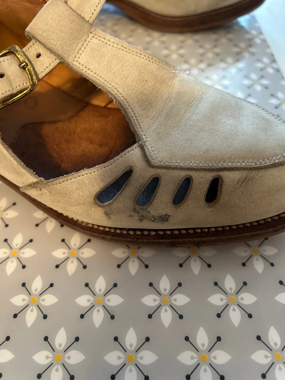 Assez portée mais tout de même en bon état, pur cuir. Quelques taches tout de même présentes 5