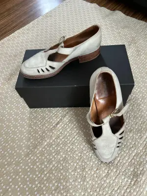 Assez portée mais tout de même en bon état, pur cuir. Quelques taches tout de même présentes