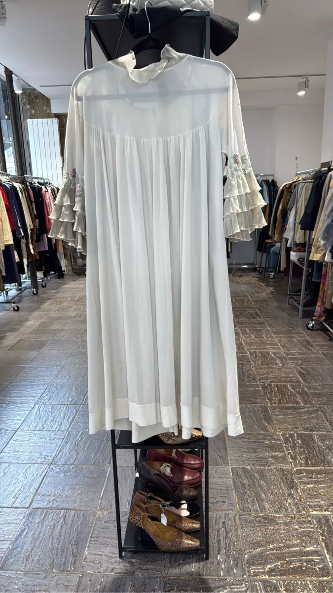 Peignoir vintage écru en polyester, années 70, avec volants plissés, broderies florales délicates et ruban rose. 5