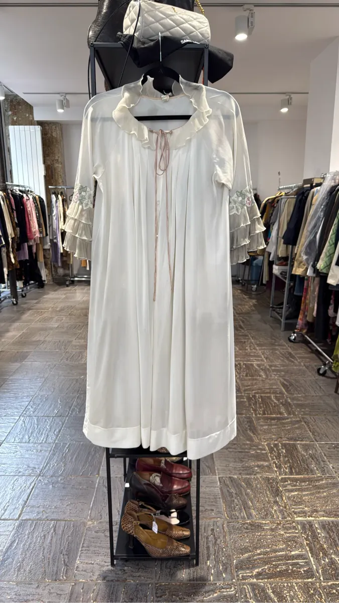 Peignoir vintage écru en polyester, années 70, avec volants plissés, broderies florales délicates et ruban rose.