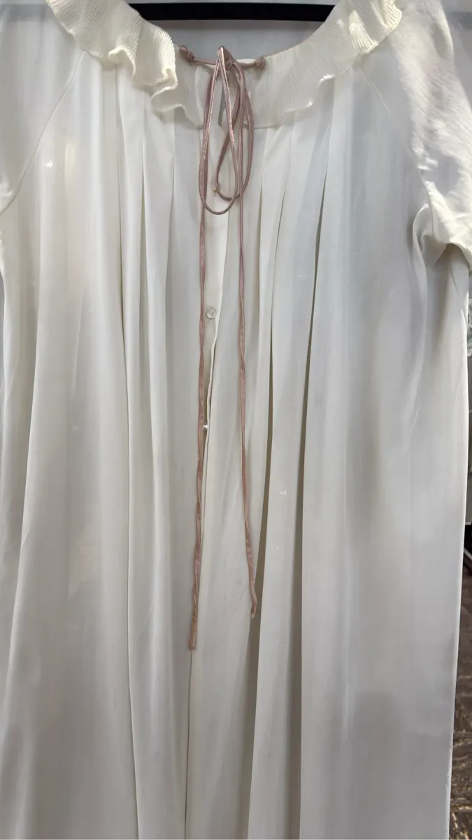 Peignoir vintage écru en polyester, années 70, avec volants plissés, broderies florales délicates et ruban rose. 3