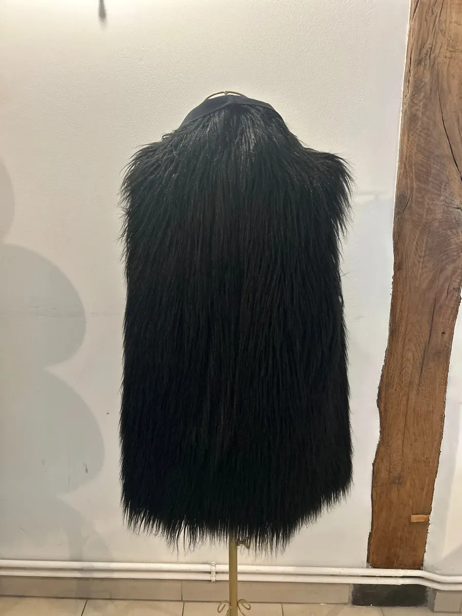 Veste fausse fourrure sans manche un peu longue porté très peu de fois 3