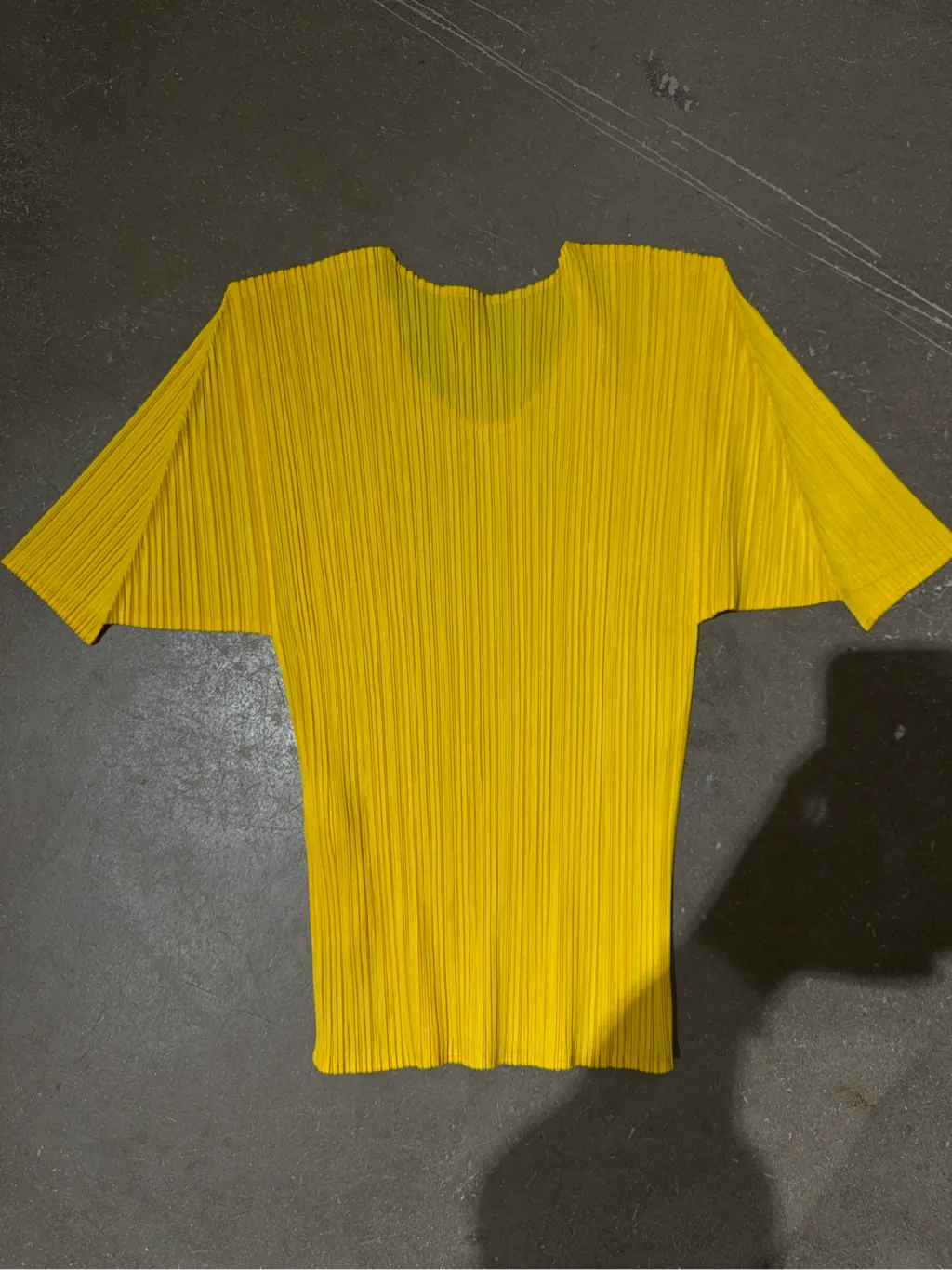 T-shirt plissé jaune à col V et manches courtes, de la ligne Pleats Please. 2