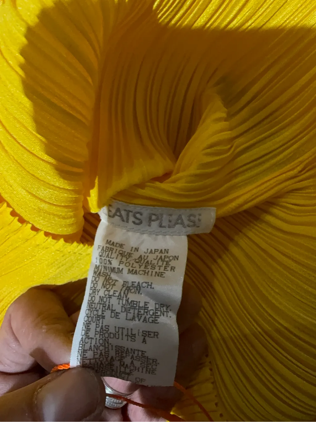 T-shirt plissé jaune à col V et manches courtes, de la ligne Pleats Please. 3