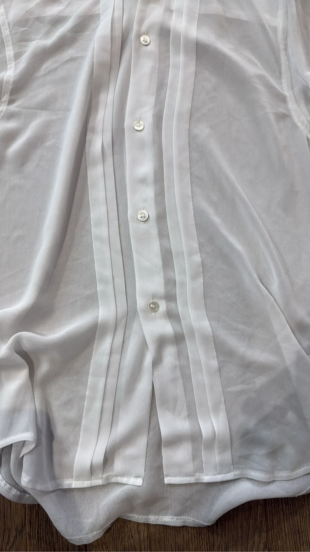 Blouse blanche transparente H&M x Comme des Garçons avec détails de plis nervurés sur le devant et poignets à volants. 2