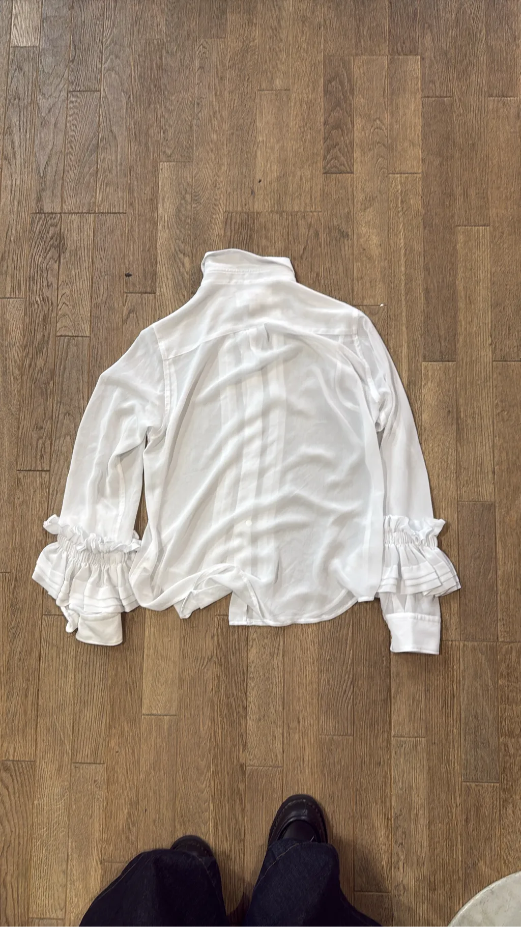 Blouse blanche transparente H&M x Comme des Garçons avec détails de plis nervurés sur le devant et poignets à volants. 4