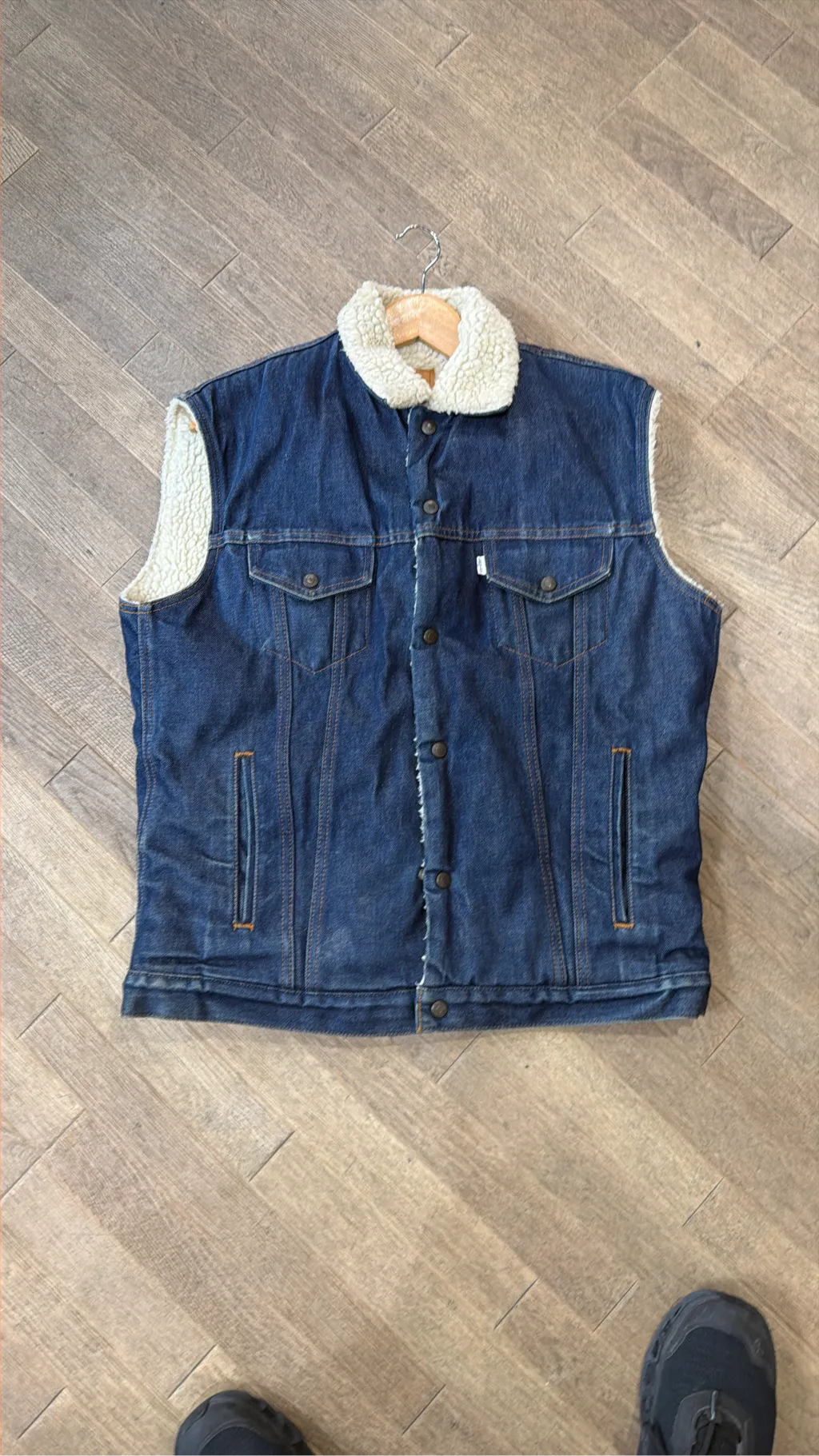 Veste Sherpa sans manches.
