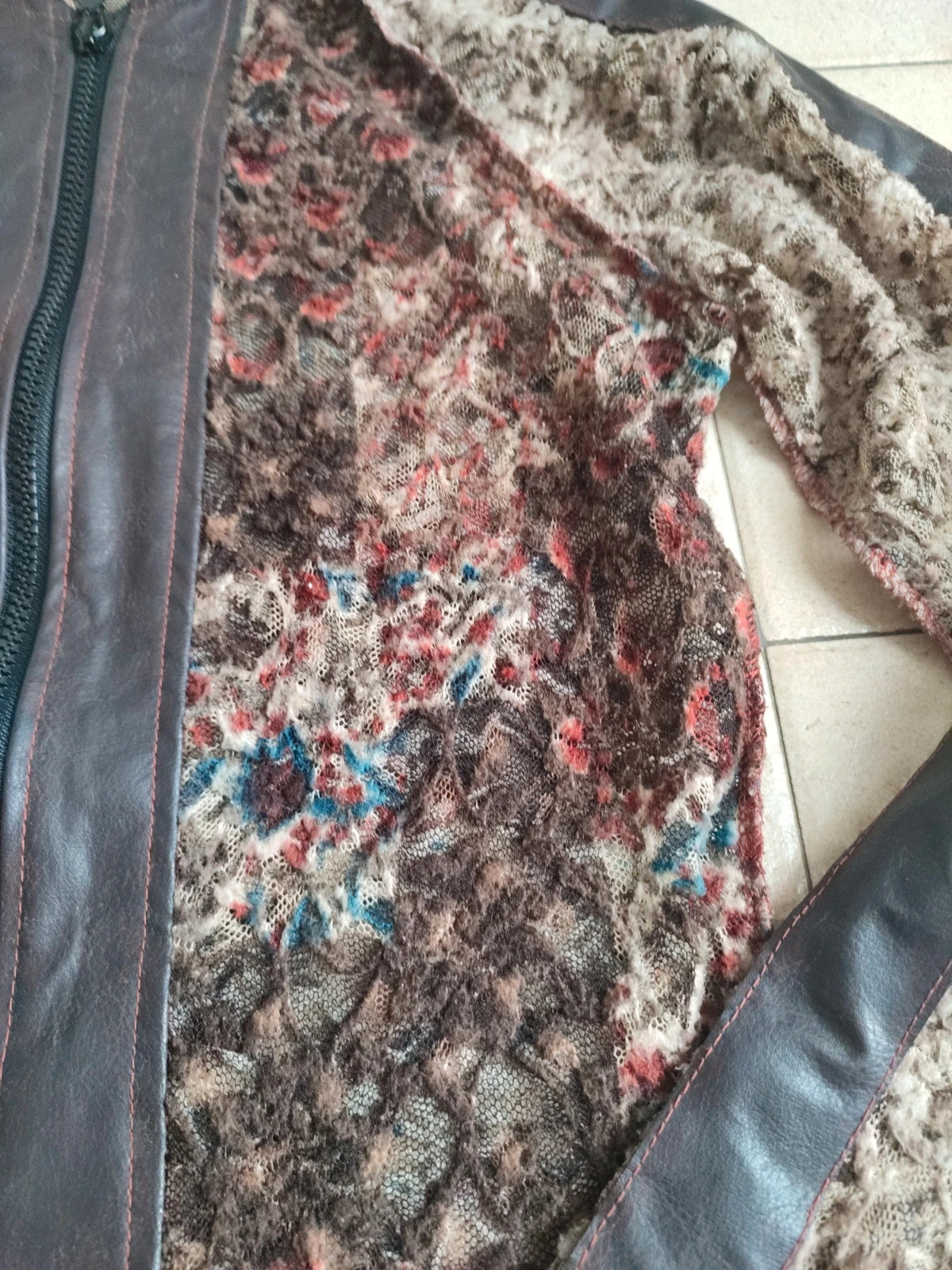 Très joli gilet (veste-blouson) zippé
Bon état
Léger idéal, pour l'été
Marron avec un peu de bleu,rouge, beige
Boutique parisienne 4