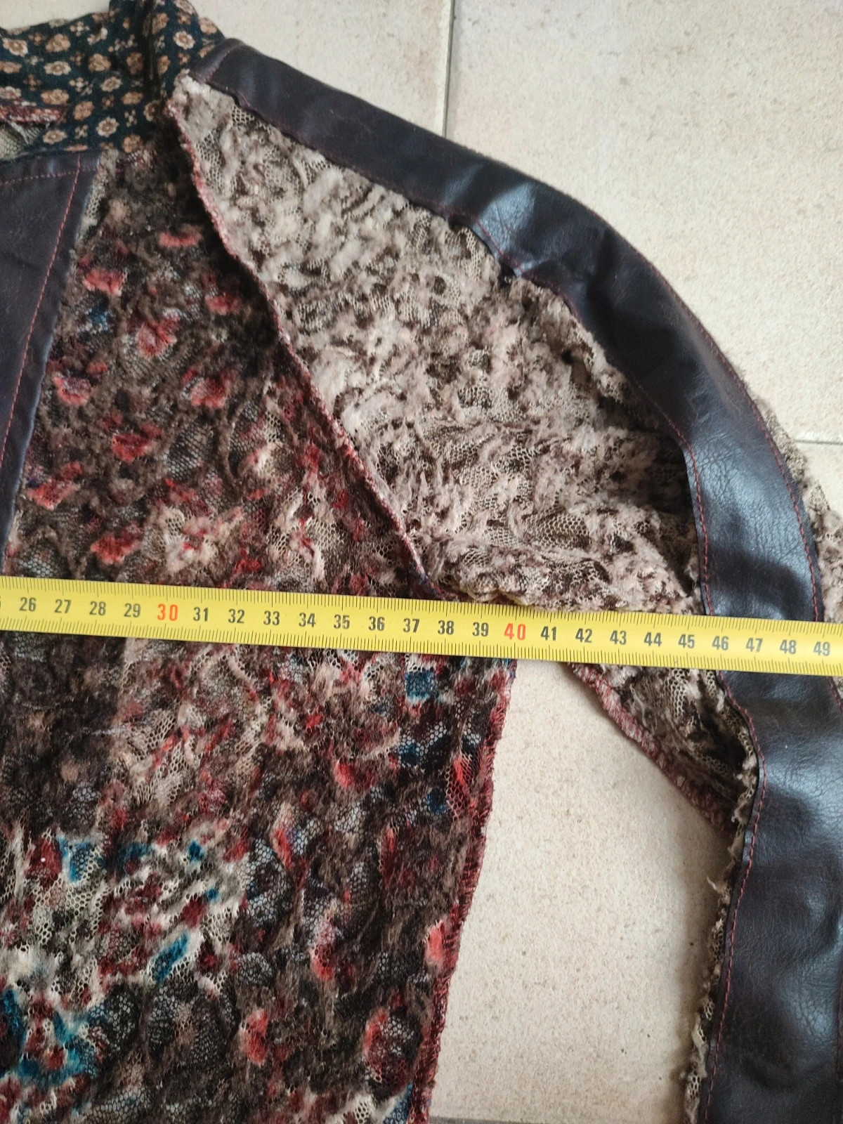 Très joli gilet (veste-blouson) zippé
Bon état
Léger idéal, pour l'été
Marron avec un peu de bleu,rouge, beige
Boutique parisienne 8
