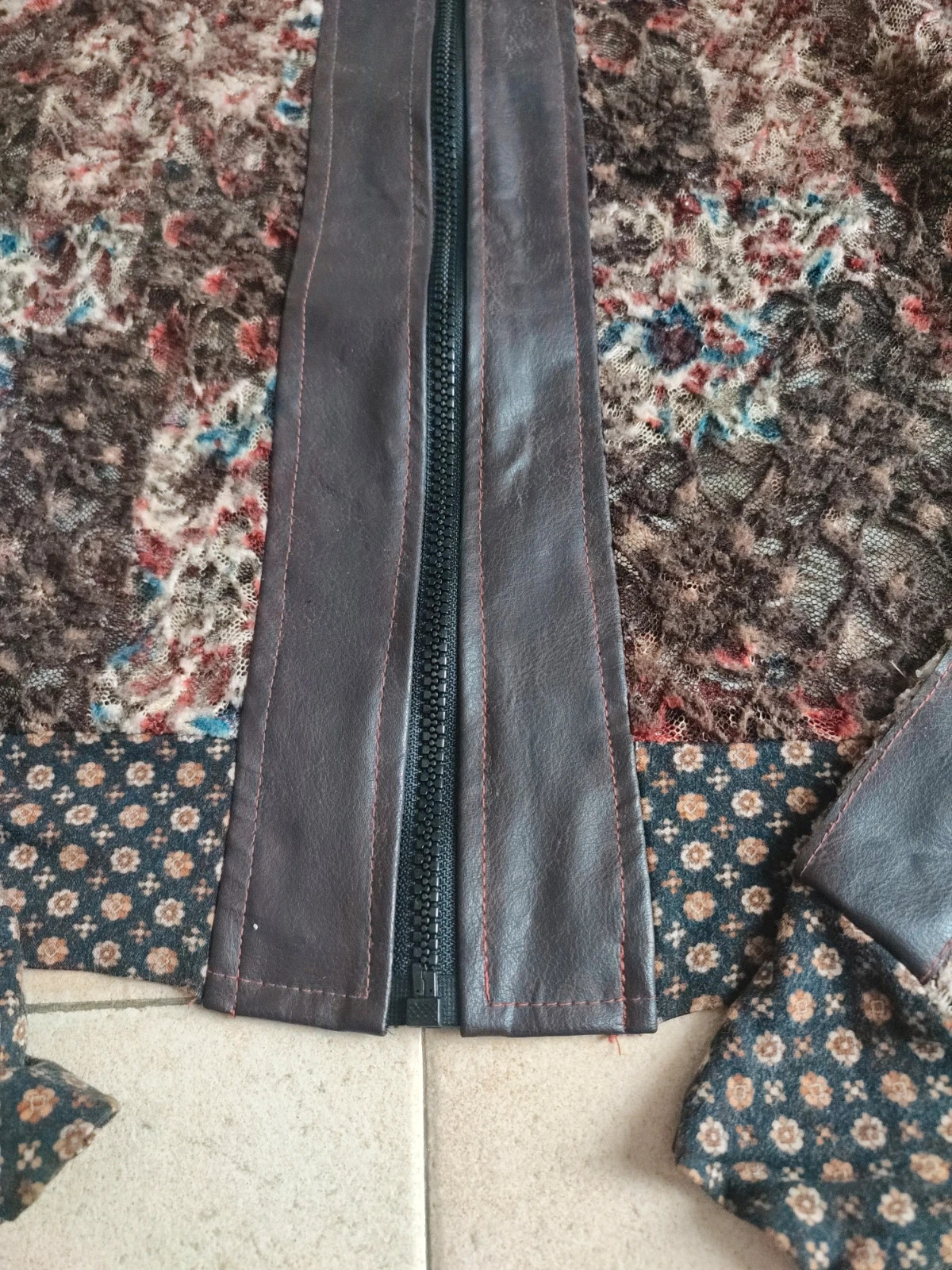 Très joli gilet (veste-blouson) zippé
Bon état
Léger idéal, pour l'été
Marron avec un peu de bleu,rouge, beige
Boutique parisienne 3