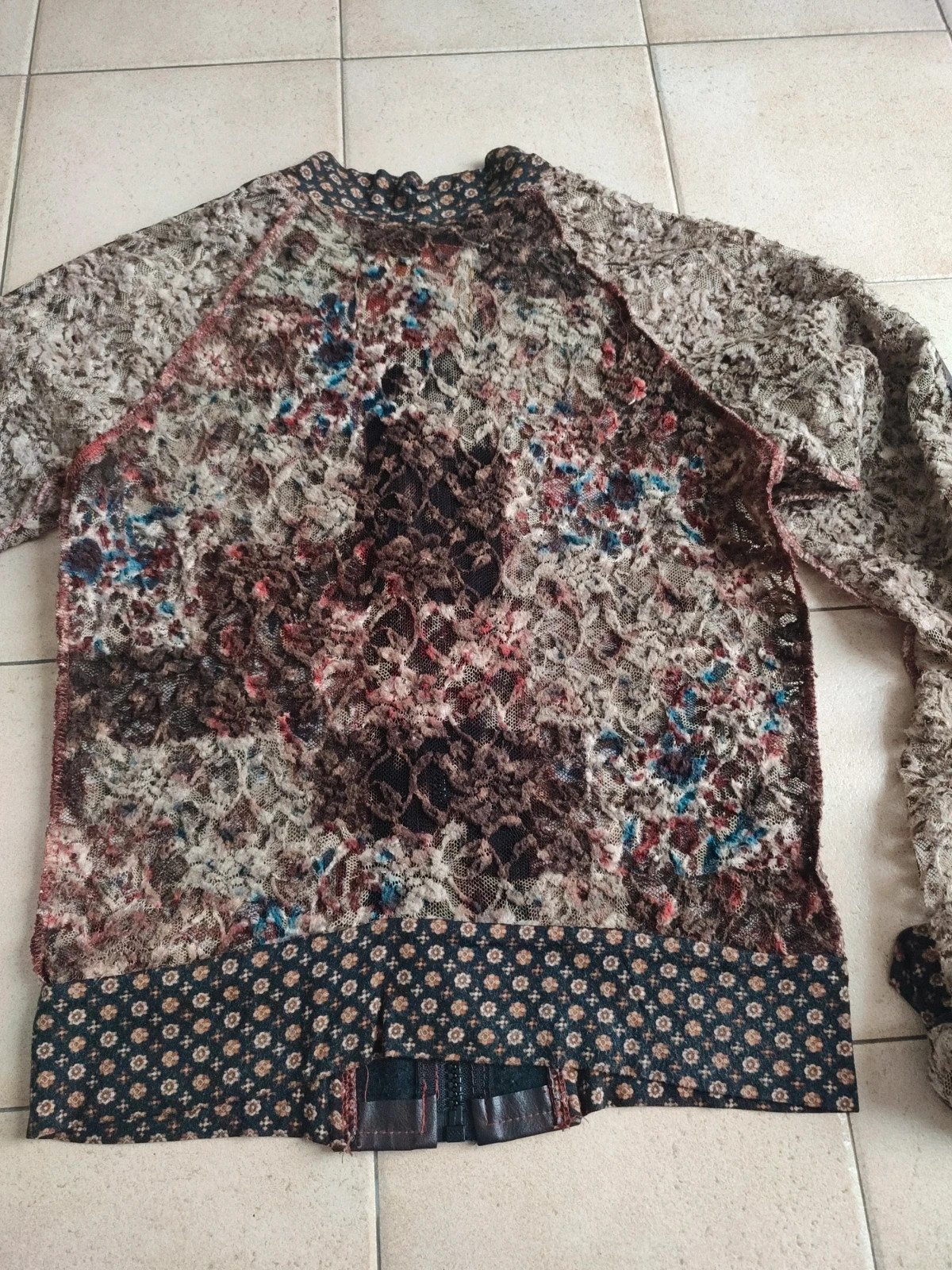 Très joli gilet (veste-blouson) zippé
Bon état
Léger idéal, pour l'été
Marron avec un peu de bleu,rouge, beige
Boutique parisienne 6