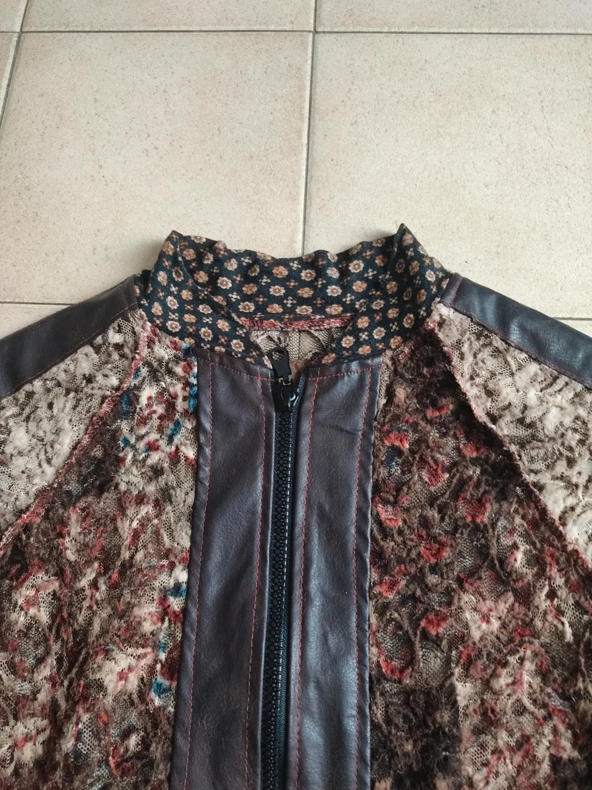 Very pretty zipped vest (jacket style)
Good condition
Light — perfect for summer
Brown with hints of blue, red and beige
Parisian boutique 5