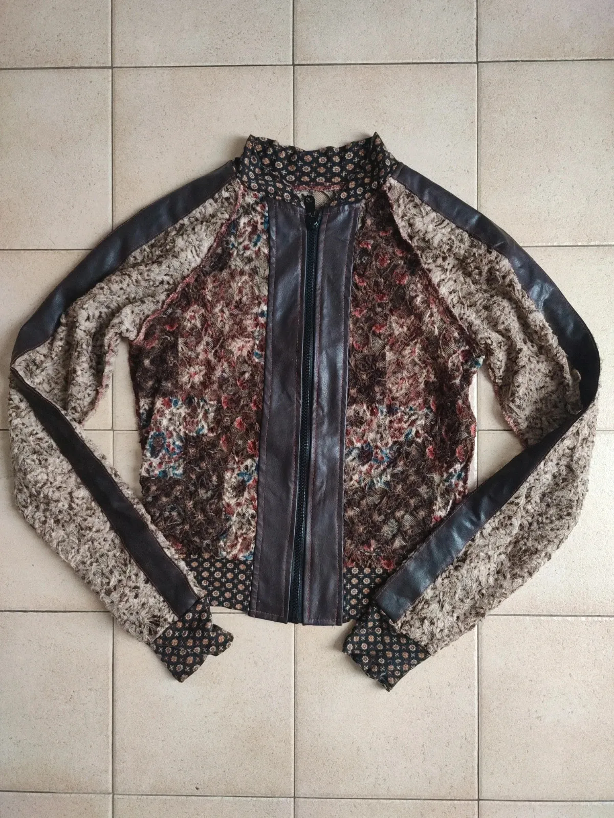 Very pretty zipped vest (jacket style)
Good condition
Light — perfect for summer
Brown with hints of blue, red and beige
Parisian boutique