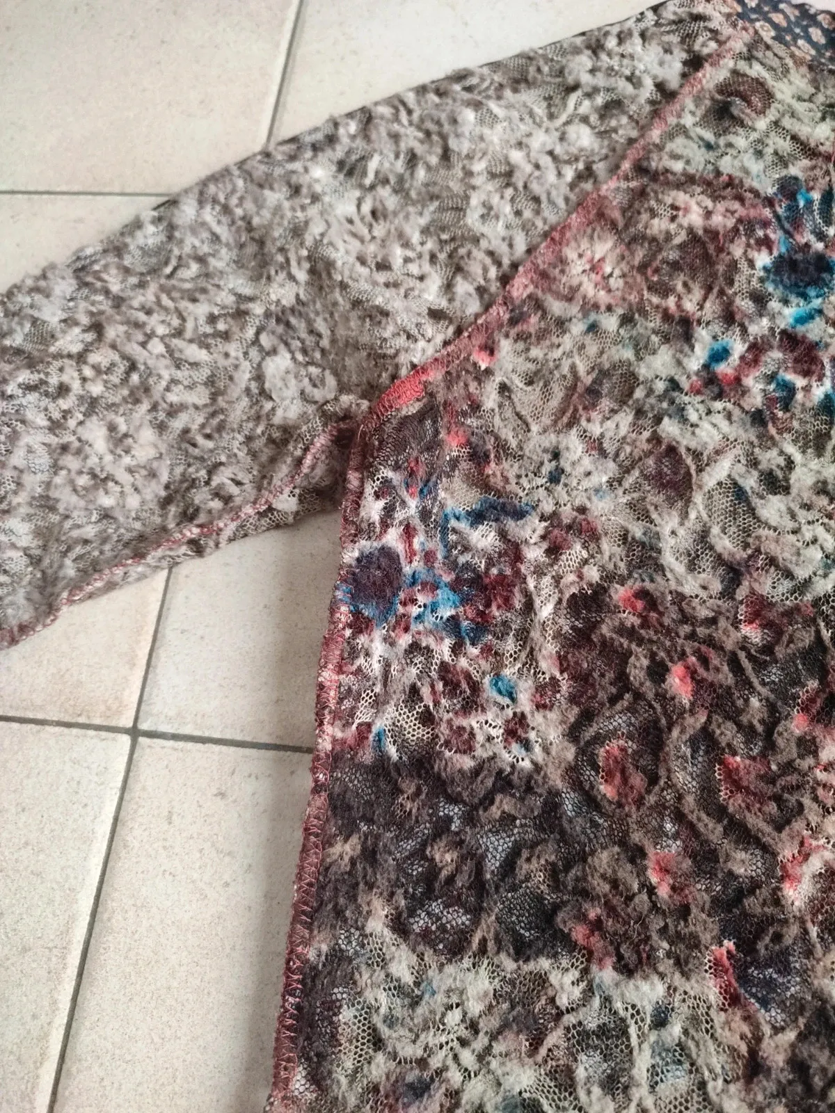 Very pretty zipped vest (jacket style)
Good condition
Light — perfect for summer
Brown with hints of blue, red and beige
Parisian boutique 7