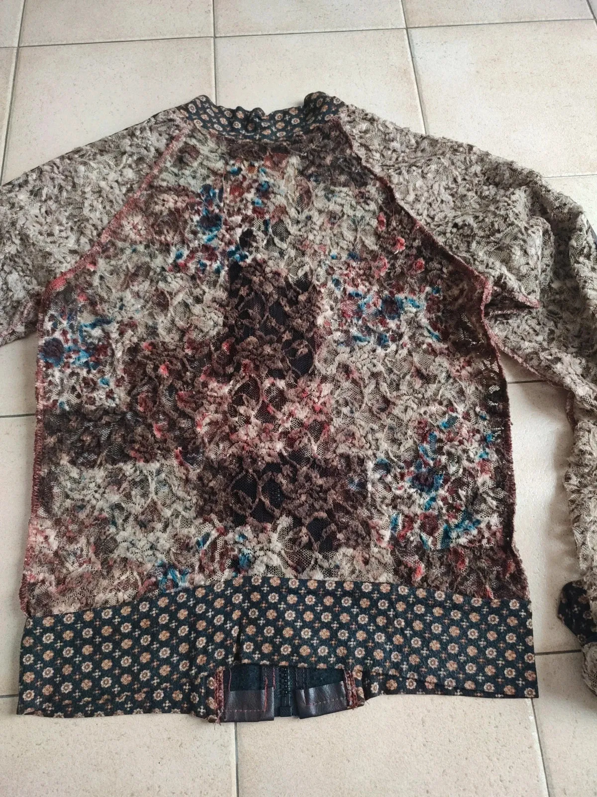 Very pretty zipped vest (jacket style)
Good condition
Light — perfect for summer
Brown with hints of blue, red and beige
Parisian boutique 6