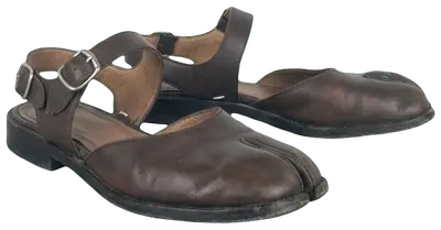 Maison Margiela Tabi Sandals

DETAILS

Brown leather sandals with adjustable straps around the ankle and the signature 'Tabi' split toe.

CONDITION

- Overall very good condition 8/10

SIZE & FIT

- Labeled size EU 40
