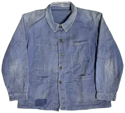 Veste de travail vintage bleue en coton, avec des poches plaquées, une usure authentique et un patch de réparation visible sur une poche.