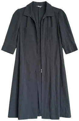 Robe chemise, marque Marithe François Girbaud
couleur noire qui se ferme avec un zip 
fendue à l’arrière, coude, deux poches avant