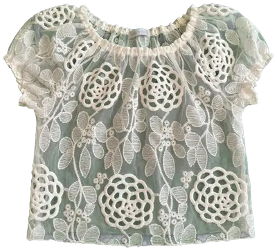 Delicate lace crop top, to wear on its own or layered.
Fresh and delicate!